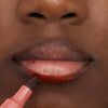 Nahaufnahme von Lippen, die mit Line n‘ STAIN! TATTOO LIP LINER Must Have Brown präzise umrandet werden.