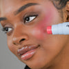 Eine Frau trägt den Blush Stick – 2-in-1 Creme Rouge mit Pinsel Candy auf ihre Wange auf.