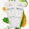 Zwei Tuben Biotin Shampoo und Conditioner sind von Kurkuma, Gurke und Aloe Vera umgeben.