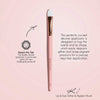 Der K1: Eye & Lip Glitter Pigment Brush auf rosa Hintergrund; dazu  beschreibender Text auf hellrosa Hintergrund.