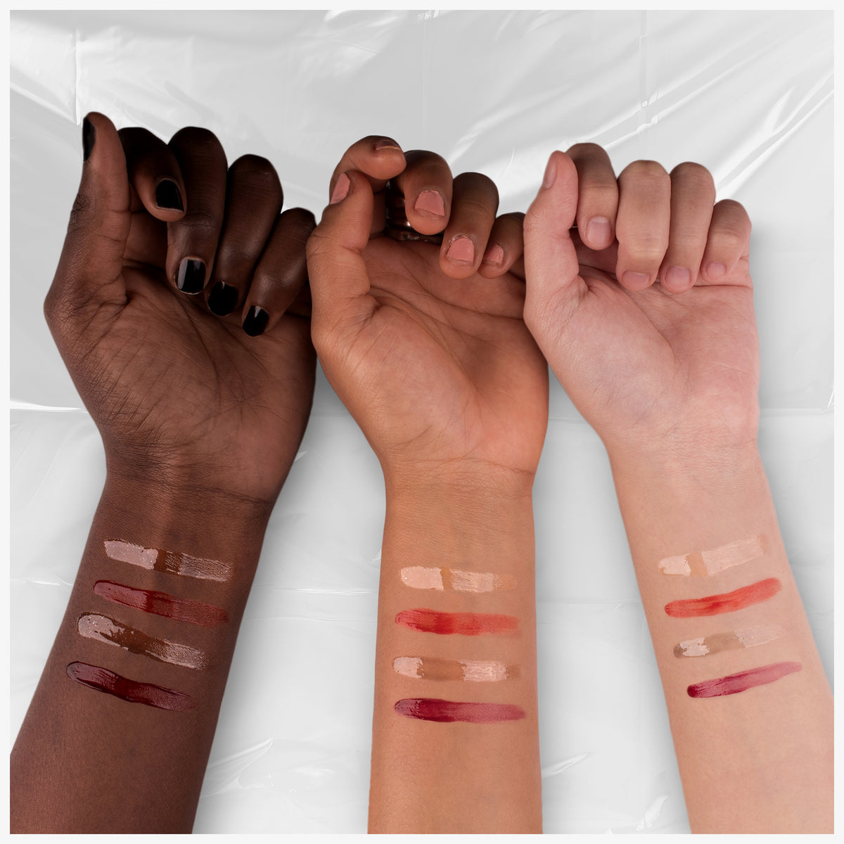 Auf drei Armen mit unterschiedlichen Hauttönen sind auf den Unterarmen Swatches des Lethal Cosmetics Dexter Lip Stain zu sehen.