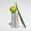 Zwei LH Cosmetics Setting Spray Flaschen, gekrönt von einem grünen Apfel und einem Aloe-Vera-Blatt, vor einem weißen Hintergrund.