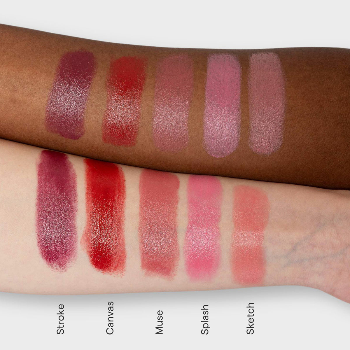 Farbmuster von fünf Artistick Blush-Farbtönen von LH Cosmetics – Stroke, Canvas, Muse, Splash und Sketch – werden auf zwei Armen mit unterschiedlichen Hauttönen gezeigt.