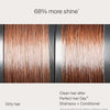 Haarsträhnen nebeneinander: links vor der Wäsche, rechts ist es sauber und glänzender nach der Verwendung von Living Proof Perfect Hair Day Shampoo.