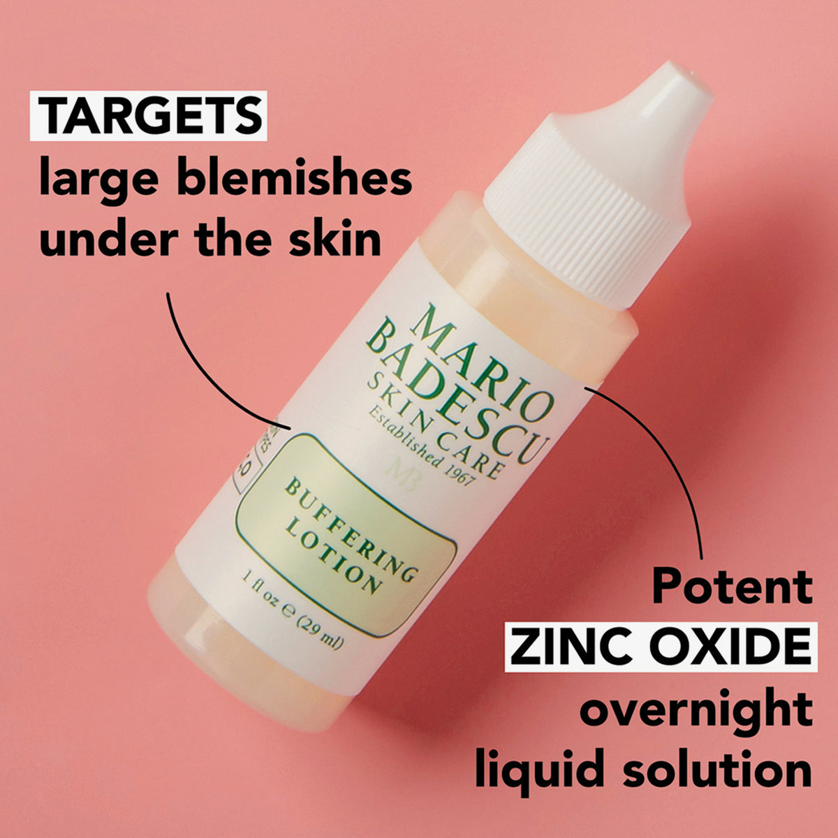 Flasche der Mario Badescu Buffering Lotion auf rosa Hintergrund, mit Text: „Targets large blemishes under the skin“ und „Potent zinc oxide“.