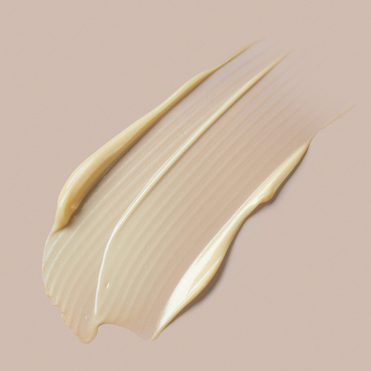 Cremefarbener Swatch mit seidiger Textur auf beigem Hintergrund, in feinen Linien aufgetragen.