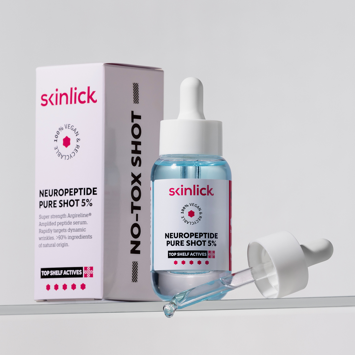 Eine Tropfflasche und eine Schachtel mit dem Skinlick Neuropeptide Pure Shot 5% Serum werden vor einem hellen Hintergrund gezeigt.