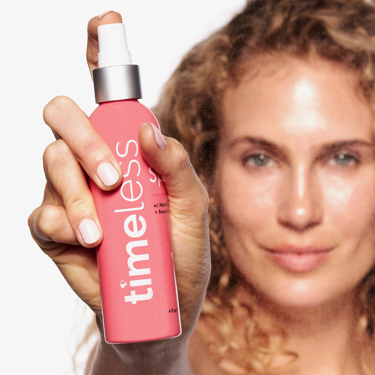 Eine Person sprüht das rosa HA ROSE SPRAY, welches einen Nebeleffekt erzeugt.