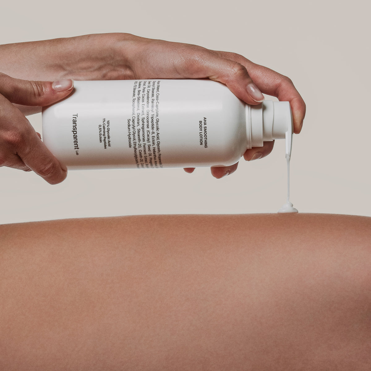 Eine Person trägt AHA Smoothing Body Lotion aus einer weißen Flasche auf ihr Bein auf.