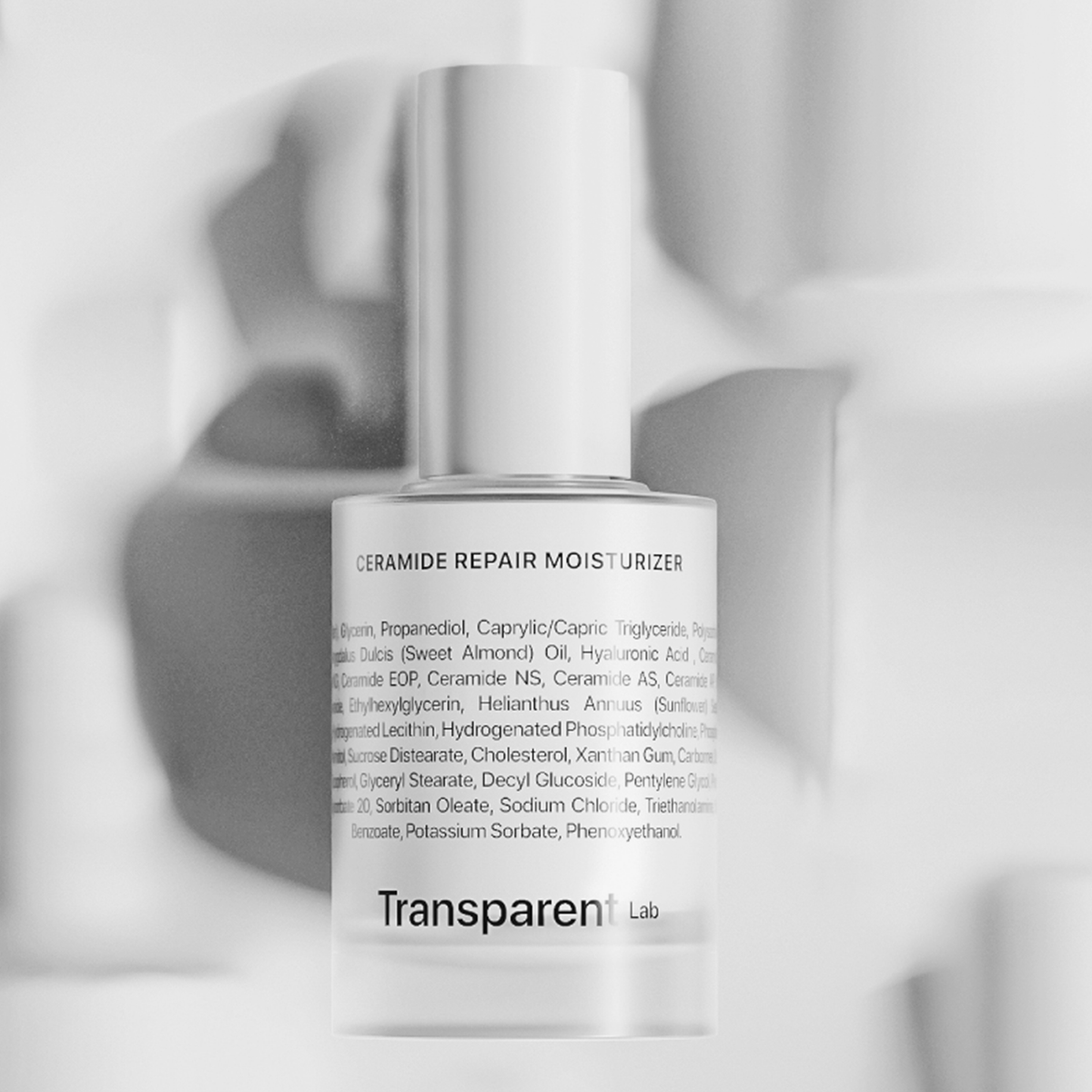Ceramide Repair Moisturizer von Transparent Lab in einer durchsichtigen Flasche vor einem weißen, unscharfen Hintergrund.