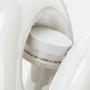 Schwebendes Overnight Restoring Lip-Treatment in einem Creme-Swirl.