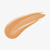 Ein warmer mittelbeiger Farbstreifen Yummy Skin Serum Foundation 12W auf weißem Hintergrund.