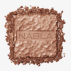 Zerbröselter quadratischer Skin Bronzer mit NABLA-Prägung in der Mitte auf weißem Hintergrund.