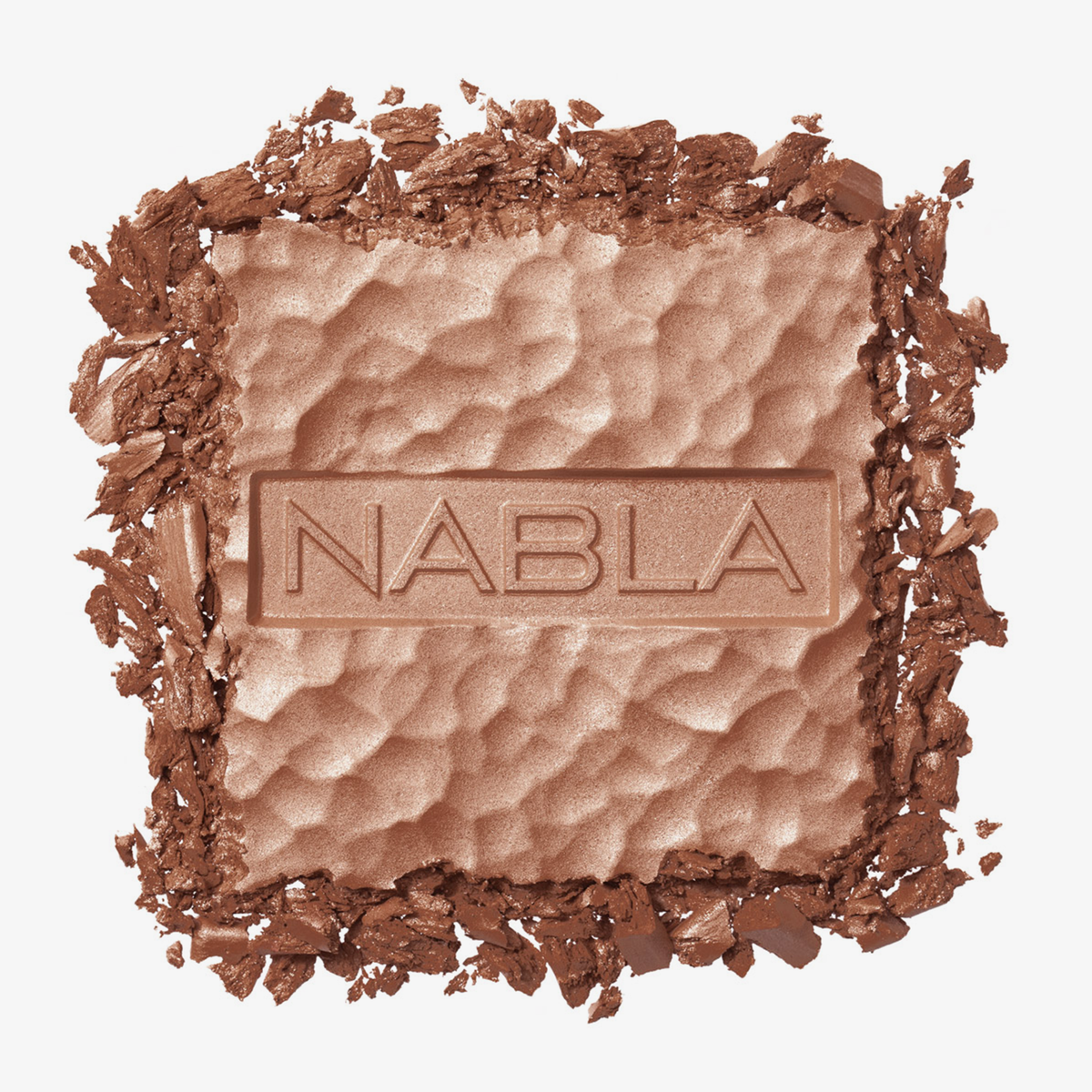 Zerbröselter quadratischer Skin Bronzer mit NABLA-Prägung in der Mitte auf weißem Hintergrund.