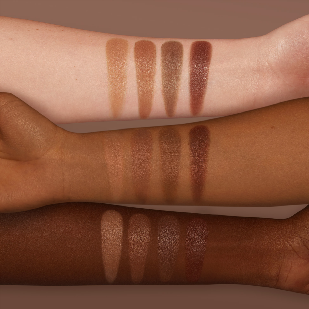 Drei Unterarme mit anderen Hauttönen. Auf ihnen Swatches der NABLA Cosmetics Skin Bronzing Farben.