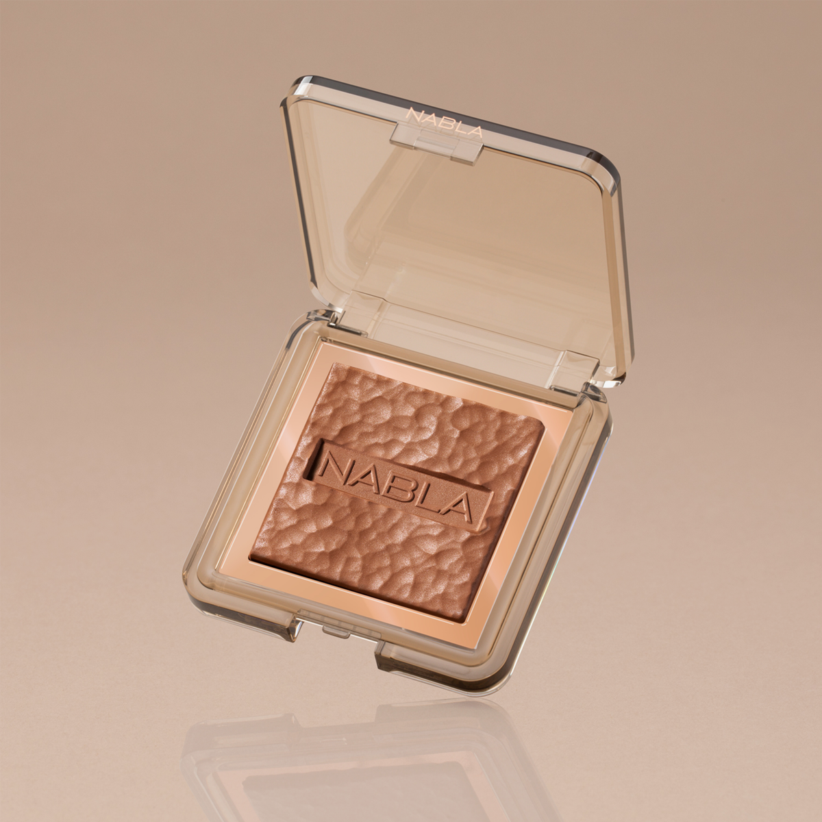 NABLA Cosmetics Skin Bronzing in der Farbe Dune. Hellbrauner Hintergrund.