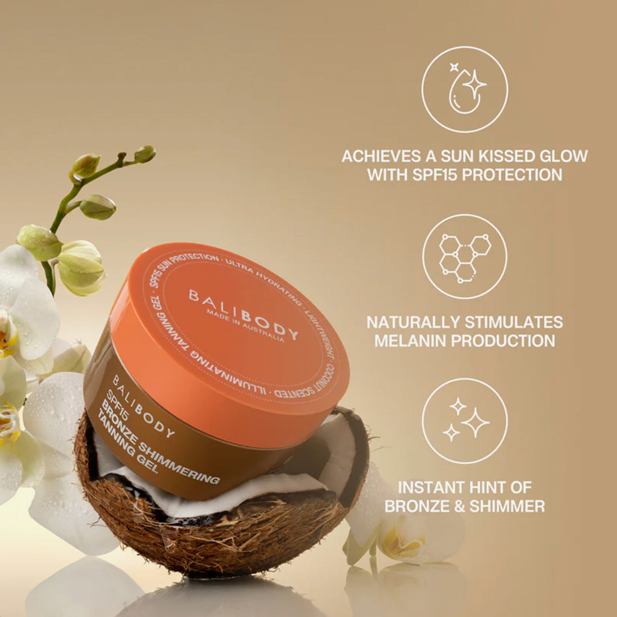 Geöffneter Tiegel des Bali Body Bronze Shimmering Tanning Gels in einer Kokosnusshälfte, daneben weiße Blüten und drei Text-Icons auf beigem Hintergrund.