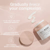 Offener Tiegel Gradual Face Tan, darüber Creme-Swatch und daneben Vorteile des Produktes vor einem beigen Hintergrund