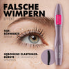 Nahaufnahme eines geschminkten Auges mit betonten Wimpern, daneben die Glam & Doll False Lashes Mascara 010 mit gebogener Bürste und Text zum Falsche-Wimpern-Effekt.