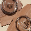 Zwei offene Melted Sun Cream Bronzer von Catrice auf strukturierten Produktmustern.