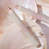 Zwei PEARLFECTION Eyeshadow Sticks in Roségold liegen auf perlmuttartigen Muscheln
