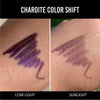 Eine Hand zeigt Farbmuster des Infinite Chrome Pencil Charoite bei schwachem Licht (lila schimmernd) und im Sonnenlicht (rosé lila schimmernd).