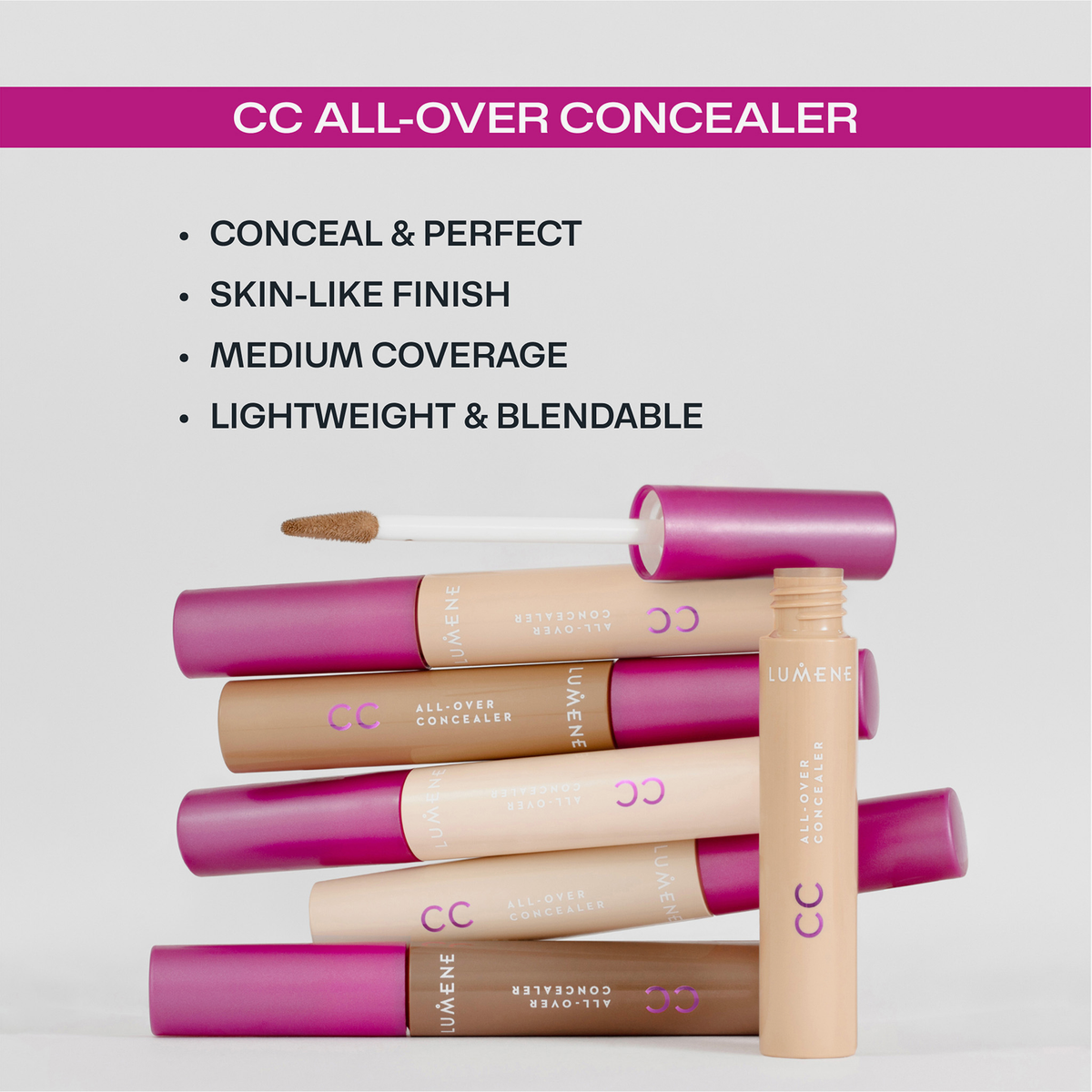 Mehrere Lumene CC Concealer mit violettem Deckel gestapelt, darüber Text zu Eigenschaften: deckend, leicht, natürlich, verblendbar.