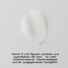 Ein Abstrich der MERME Gentle Barrier Face Cream ist auf einer glatten Fläche zu sehen, darunter ein deutscher Text, der die Vorteile von Vitamin E und Glycerin hervorhebt.