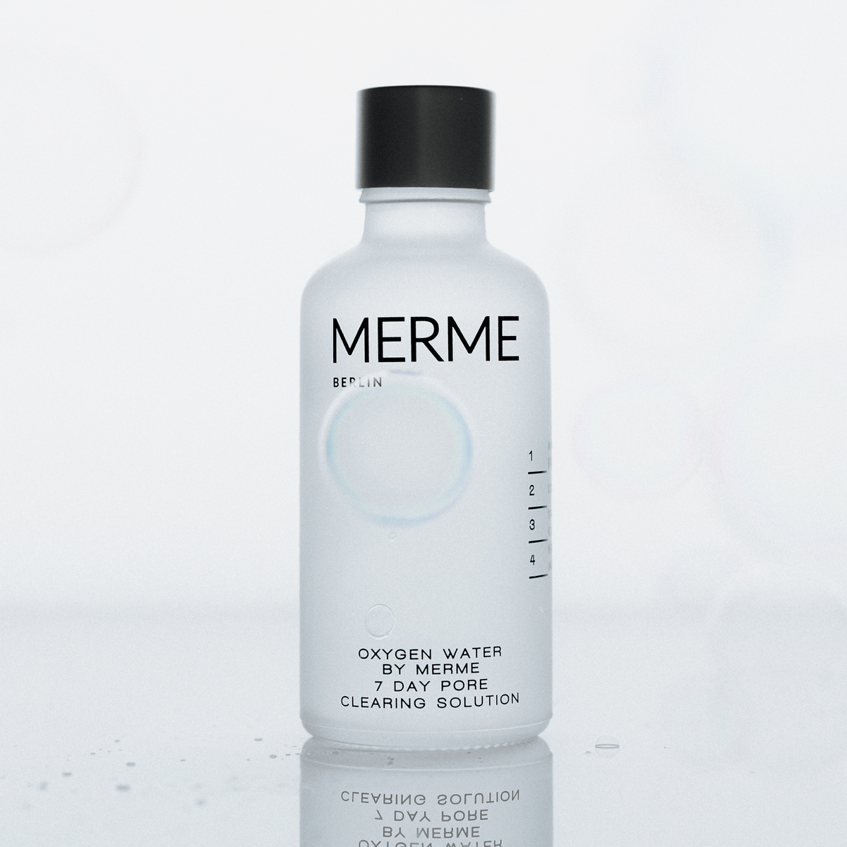 Eine Glasflasche MERME Oxygen Water vor einem weißen minimalen Hintergrund.