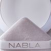 Nahaufnahme einer Puderquaste vor einer weißen Kompaktpackung Close-up Blotting Pressed Powder.