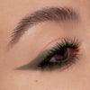 Nahaufnahme eines Auges mit soft verblendetem olivgrünem Lidschatten in spitzer Wing-Form. Die Farbe zieht sich bis unter das Auge.