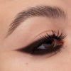 Nahaufnahme eines Auges mit soft verblendetem dunkelbraunem Lidschatten, der in einem smokey Wing ausläuft. Der Look betont den äußeren Augenwinkel.