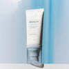 Eine weiße Tube Madagascar Centella Hyalu-Cica Water-Fit Sun Serum steht aufrecht vor einem blau-weißen Hintergrund.