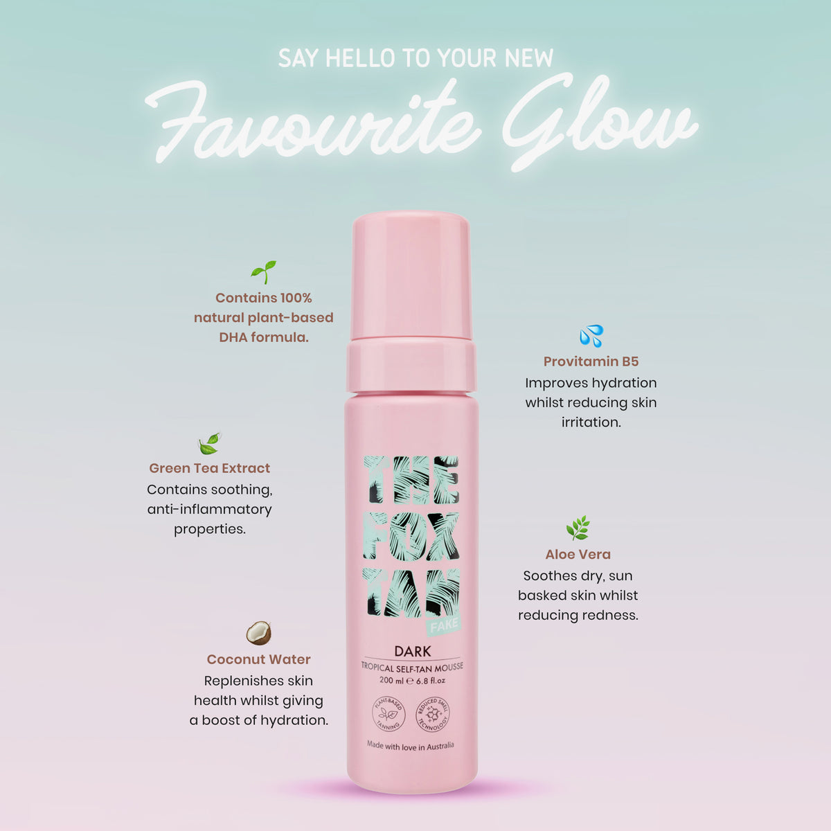 Eine rosa Flasche Dark Tropical Self-Tan Mousse ist von einem Text umgeben, der die natürlichen Inhaltsstoffe und Vorteile hervorhebt.