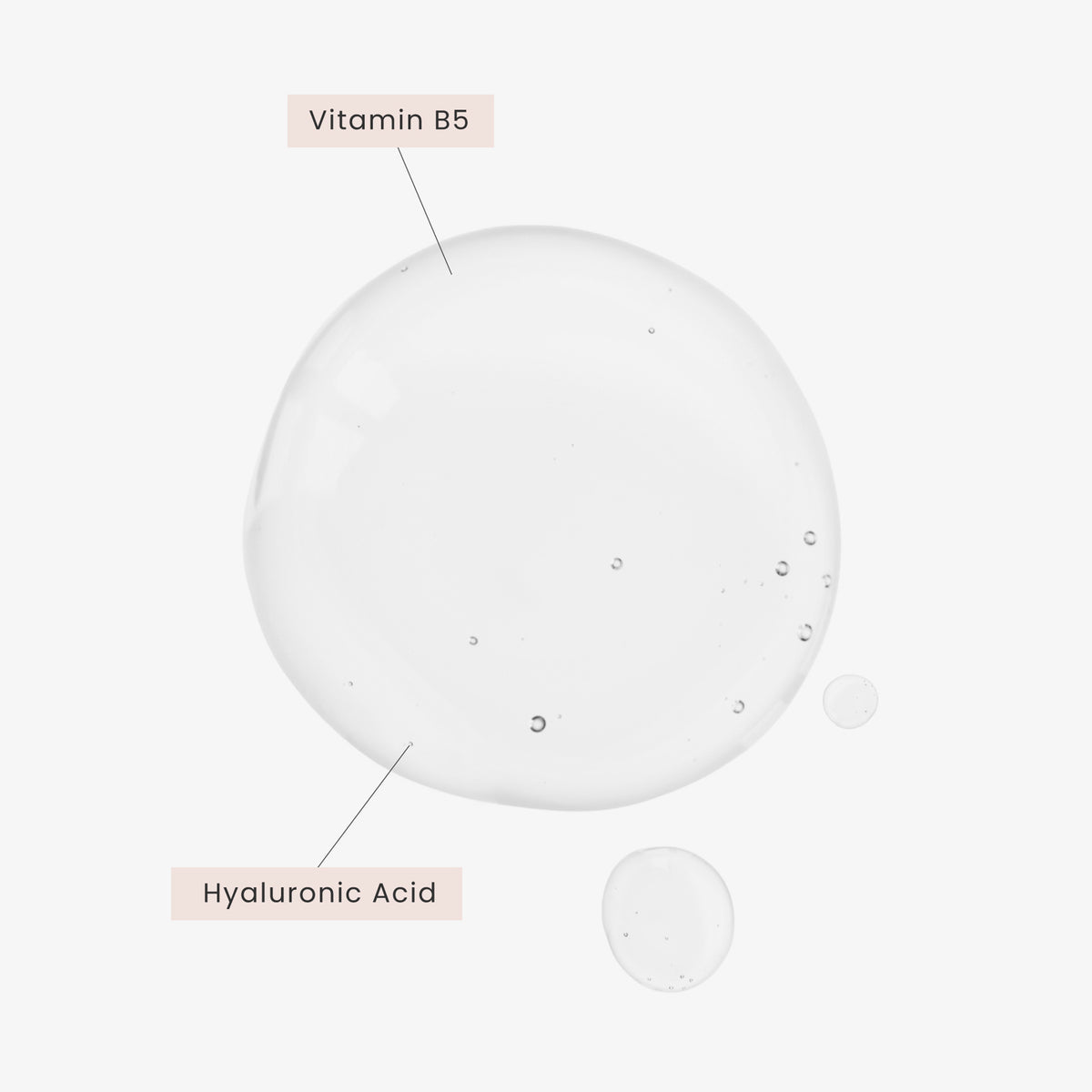 Drei transparente Tropfen auf weißem Hintergrund. Zwei der Tropfen sind beschriftet: Vitamin B5 und Hyaluronsäure.