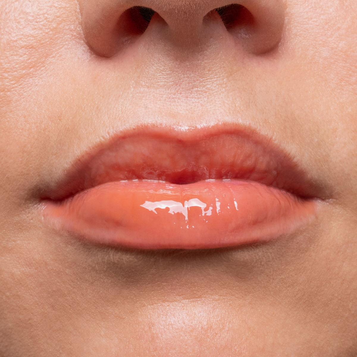 Nahaufnahme von Lippen mit glänzenden glänzenden Finish.