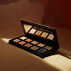 Offene Groundwork Palette – Defining Neutrals ruht auf sandigem Untergrund in sanftem Sonnenlicht.