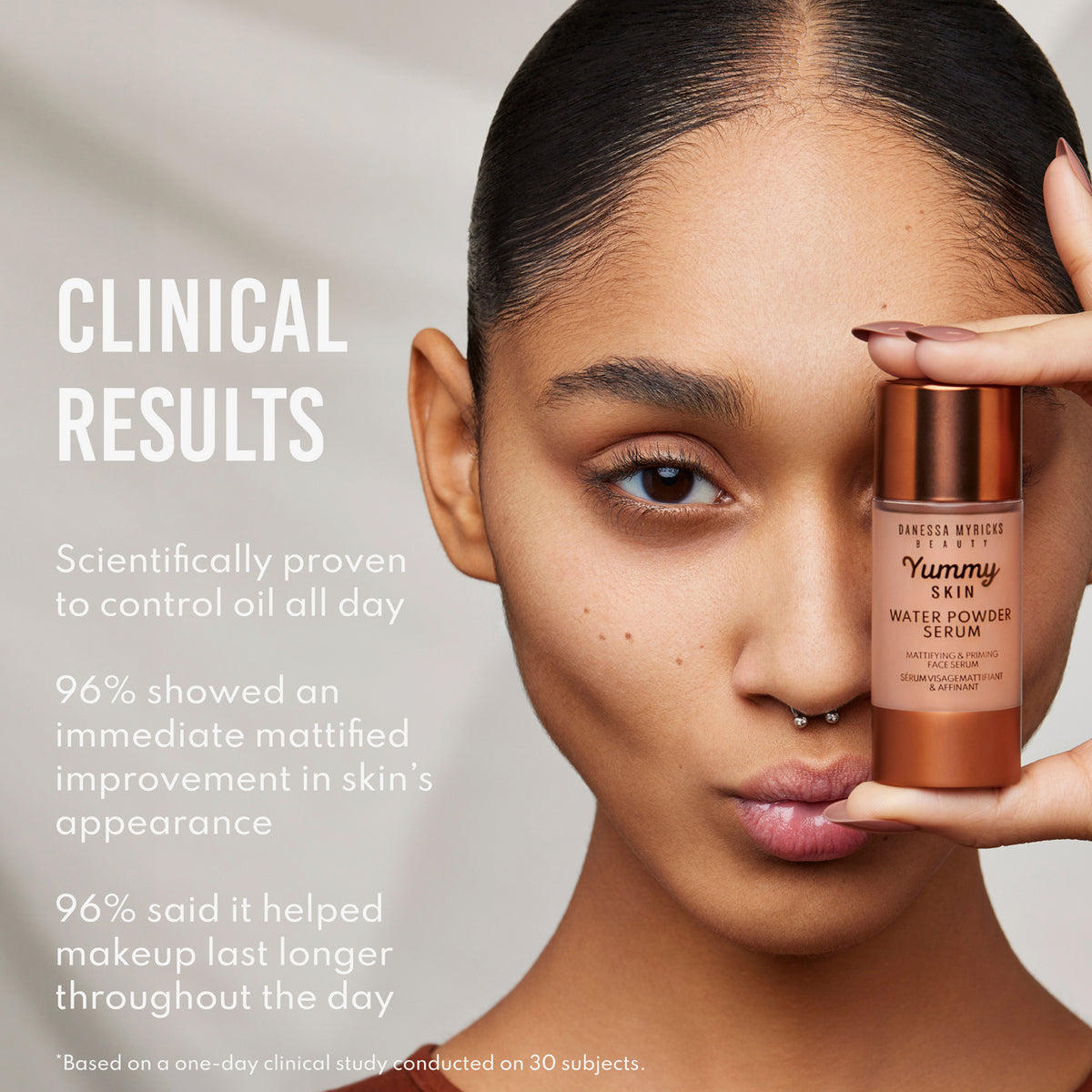 Eine Frau hält das Yummy Skin Water Powder Serum, links sind klinische Ergebnisse und Vorteile dargestellt.