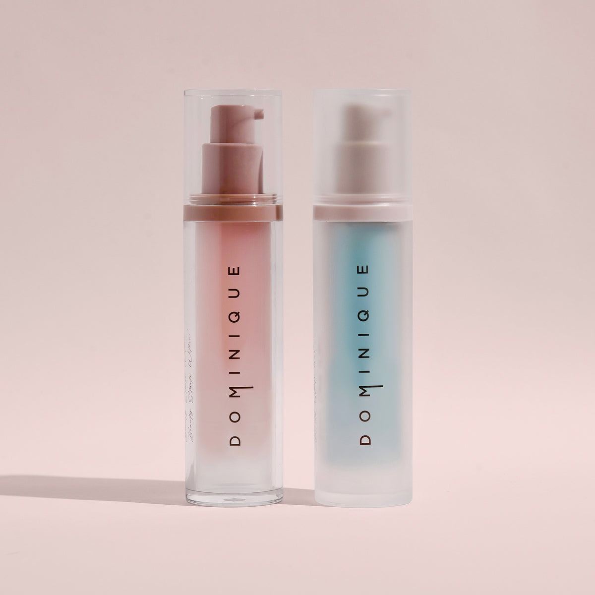 Zwei Flaschen „Dominique Cooling Blur Mattifying Primer“, eine rosa und eine blaue, stehen aufrecht auf einem hellrosa Hintergrund.