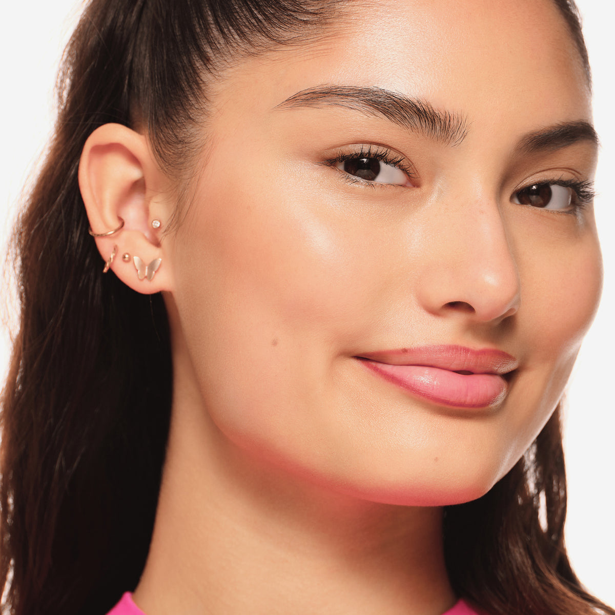 Lächelnde Frau mit Line n‘ STAIN! TATTOO LIP LINER vor weißem Hintergrund.