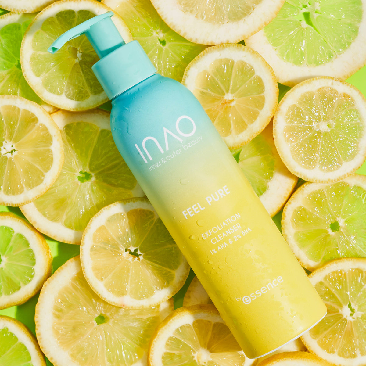 Eine Flasche Feel Pure Exfoliation Cleanser, präsentiert auf Zitronenscheiben vor einem lebendigen, frischen Hintergrund.