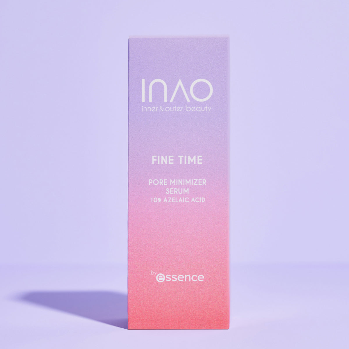 Box des Fine Time Pore Minimizer Serum mit rosa-lilanem Farbverlauf von INAO by essence.