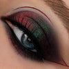 Nahaufnahme eines Auges mit dramatischem Eyeliner und grünlich-rot schimmerndem Original Multichrome Loose Eyeshadow in Lights Out.