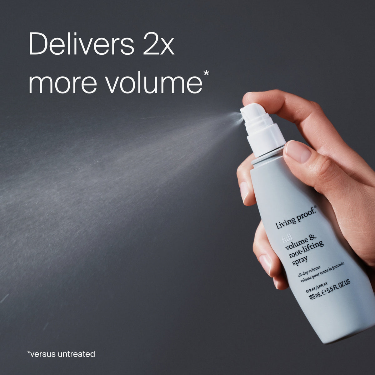 Eine Hand sprüht Living Proof Full Volume & Root-Lifting Spray mit Nebel und Text: Sorgt für 2x mehr Volumen*.