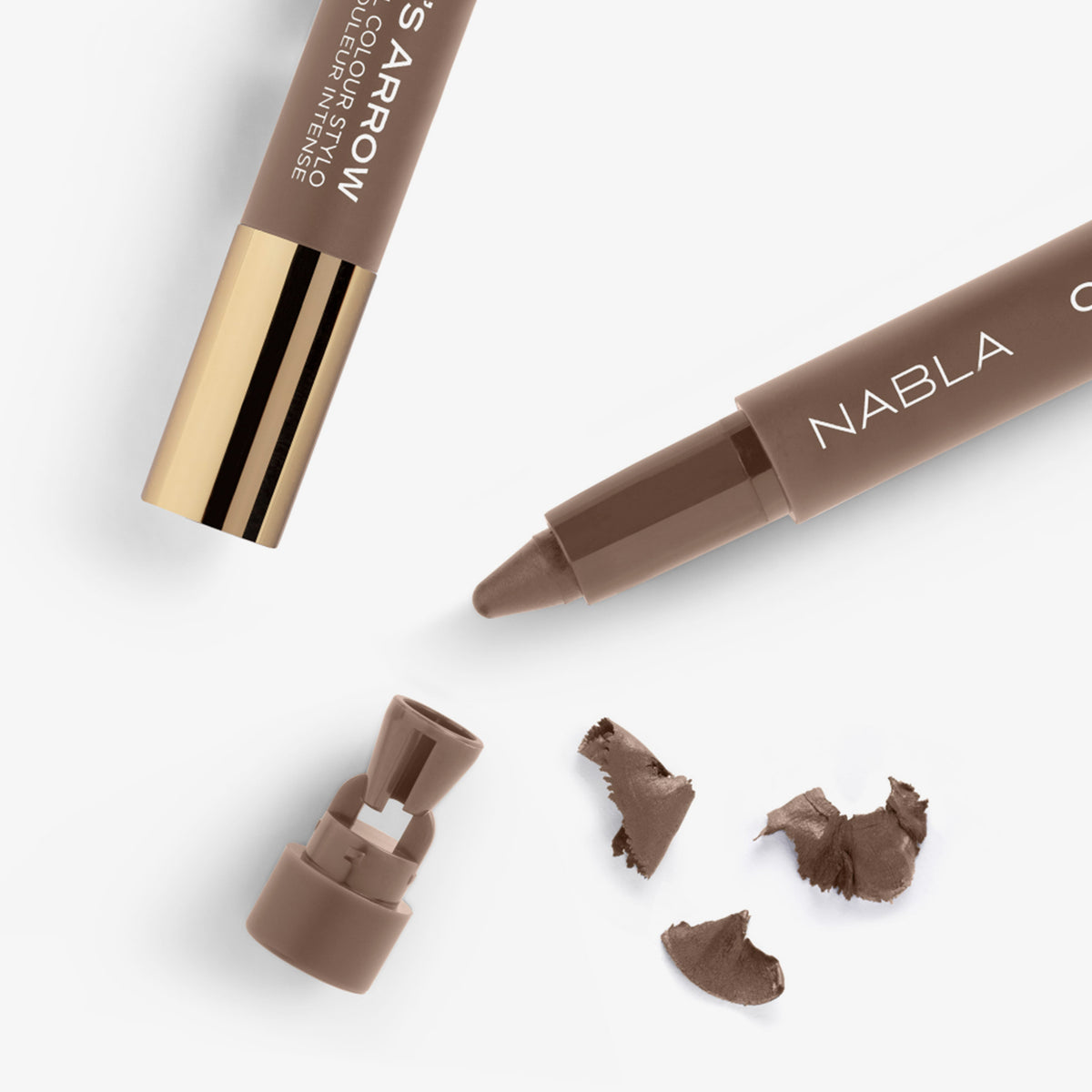 Nahaufnahme eines cappuccinofarbenen NABLA Cupid’s Arrow Stifts mit integrierter Spitze und Spänen – der integrierte Anspitzer ist abgenommen.