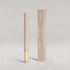 Beiger Lidschatten-Stift mit goldener Kappe von NABLA neben der passenden beigen Umverpackung mit goldenen Designelementen auf hellem Hintergrund.