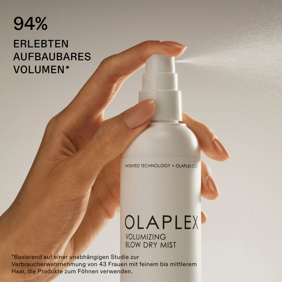 Eine Hand sprüht das Volumizing Blow Dry Mist in die Luft; daneben Text: "94% erlebten aufbaubares Volumen."