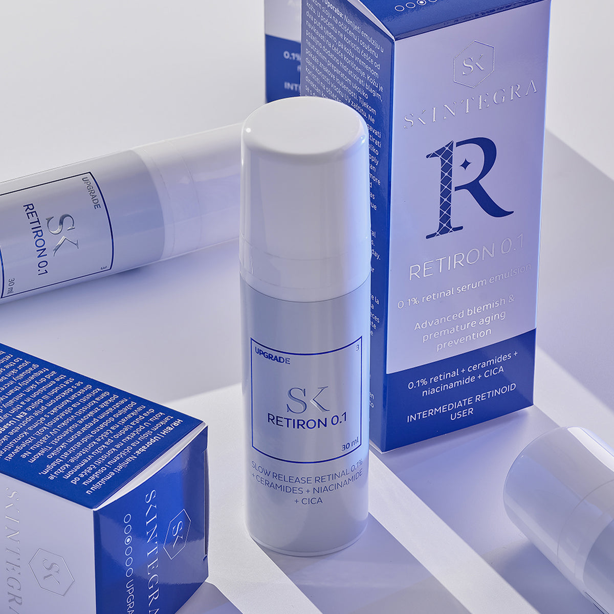 Flaschen und Schachteln im blau-weißen Design sind mit dem Produktnamen Retiron 0.1 gekennzeichnet.