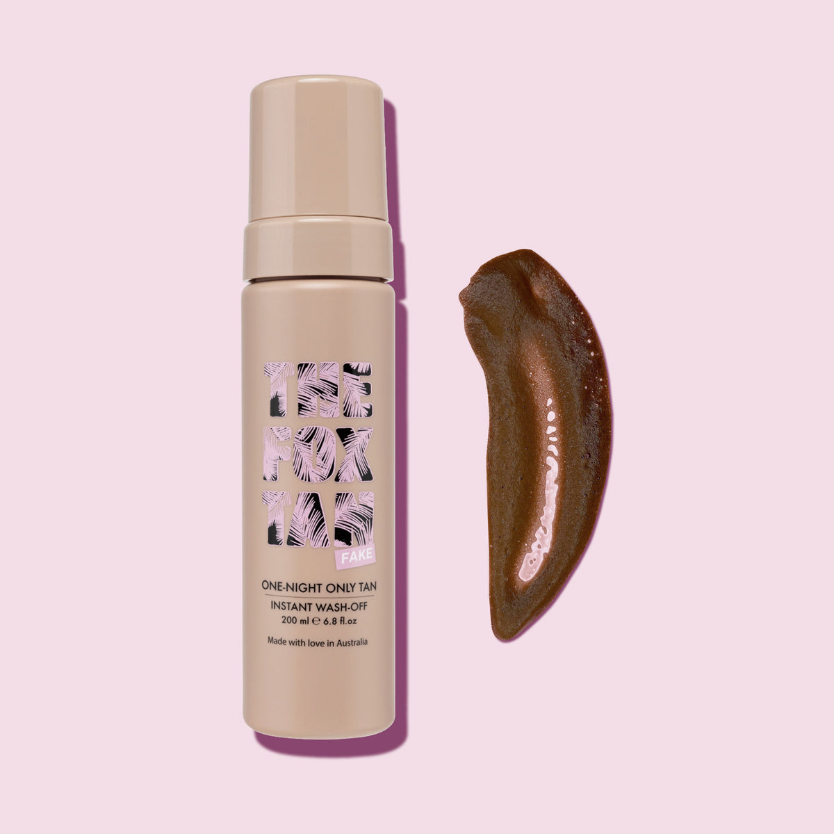 Eine Flasche One Night Only Tan Instant Wash Off neben einem braunen Abstrich des Produkts vor einem rosa Hintergrund.