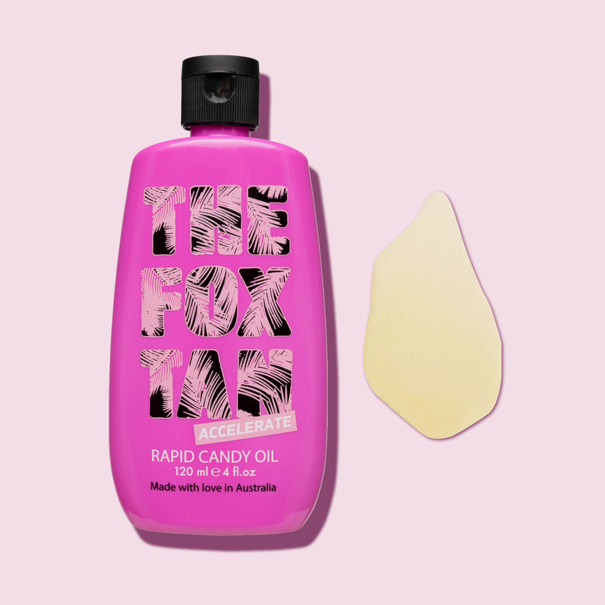 Eine rosa Flasche Rapid Candy Oil von The Fox Tan liegt auf einem hellrosa Hintergrund, begleitet von einem gelben Muster der Bräunungslotion.